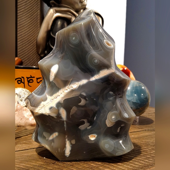 XL Beautifully Carved Orca Agate Flame - Picture 17 of 17